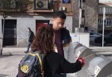 Educadores/as en los contenedores de biorresiduos de Elgoibar y Ermua