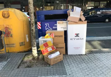 Sacar el cartón comercial fuera de horario, principal causa de los residuos que aparecen en el exterior de los contenedores