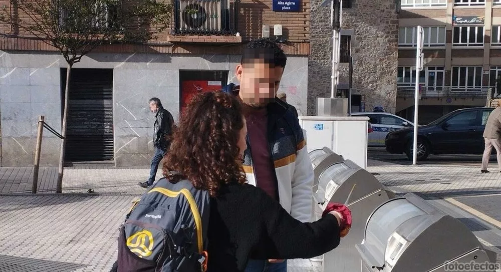 Educadores/as en los contenedores de biorresiduos de Elgoibar y Ermua