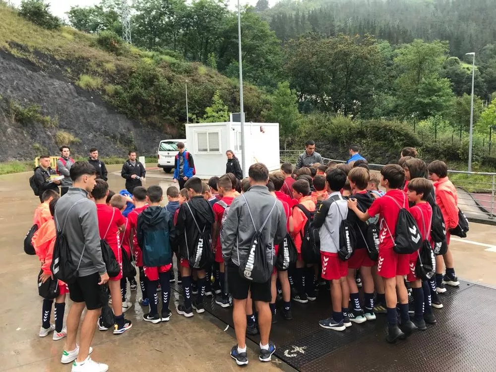 Las y los niños del campus de SD Eibar visitan el garbigune de Eibar