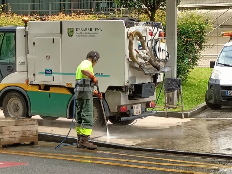 La Mancomunidad triplica los recursos en el servicio de limpieza viaria en Eibar durante las fiestas de San Juan