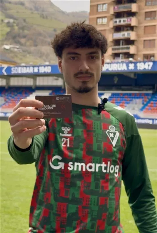 SD Eibar Fundazioak bat egin du Debabarreneko Mankomunitatearen kanpainarekin, txartel marroiaren erabilera sustatzeko